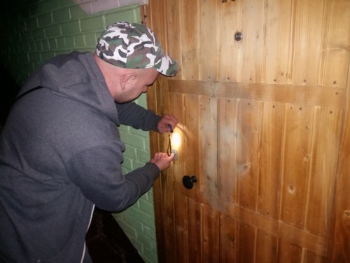 Вскрытие замка НПО (М код) в металлической двери с деревянной отделкой