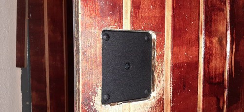Врезка замка Барьер-Каре в металлическую дверь с деревянной отделкой