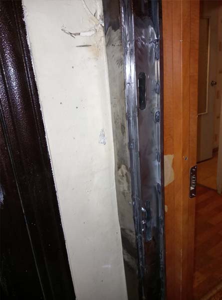 Восстановление фрагмента поврежденного косяка металлической двери