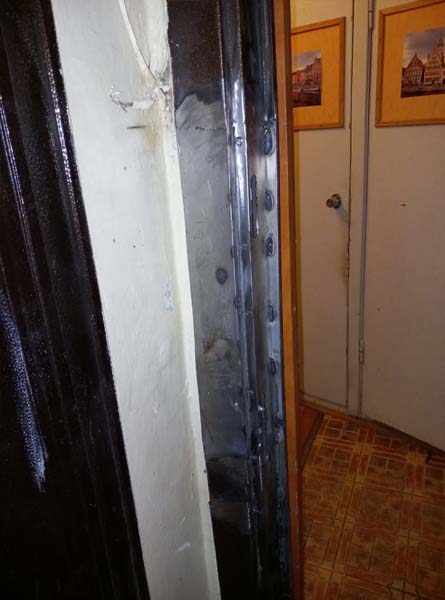 Восстановленный фрагмент поврежденного косяка металлической двери