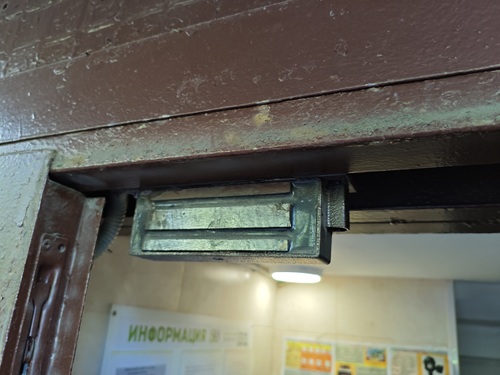 Установка магнитного замка домофона