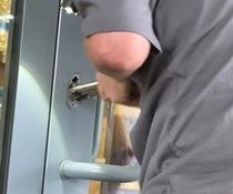Вскрытие замка пластиковой двери со стеклом на автозаправке
